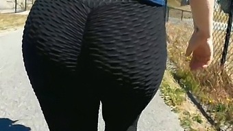 Vellystig Milf Viser Sine Kurver Offentligt
