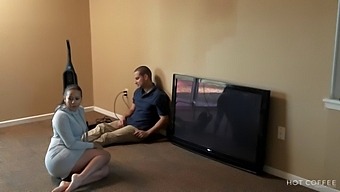 Amateur Wife Gets Fucked By Cable Guy During Husband'S Absence