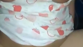 En Filippinsk Moden Kvinde Tilfredsstiller Sig Selv Med Sin Stramme Vagina