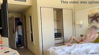 En Hotelpige Indvilliger I At Glæde Mig, Efter Jeg Har Afsløret Mig Selv Offentligt
