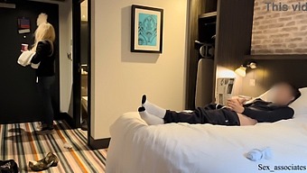 Hotelstuepige Hjælper Ekshibitionist Med At Onanere Offentligt