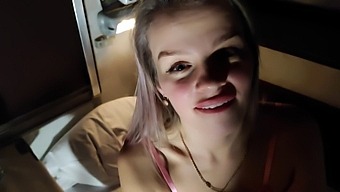 Russisk Babe Katy Bliver Offentligt Kneppet Af En Fremmed På Toget
