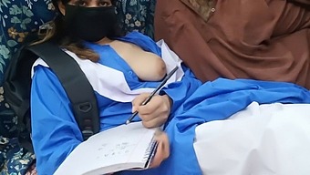 Stedbrors Forbudte Møde Med Pakistansk Coed I Kollegieværelset