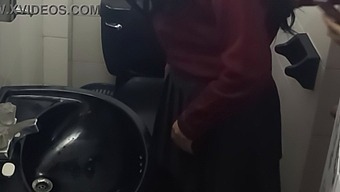 Skjult Kamera Fanger Universitetsstuderende I Kompromitterende Stillinger På Toilettet